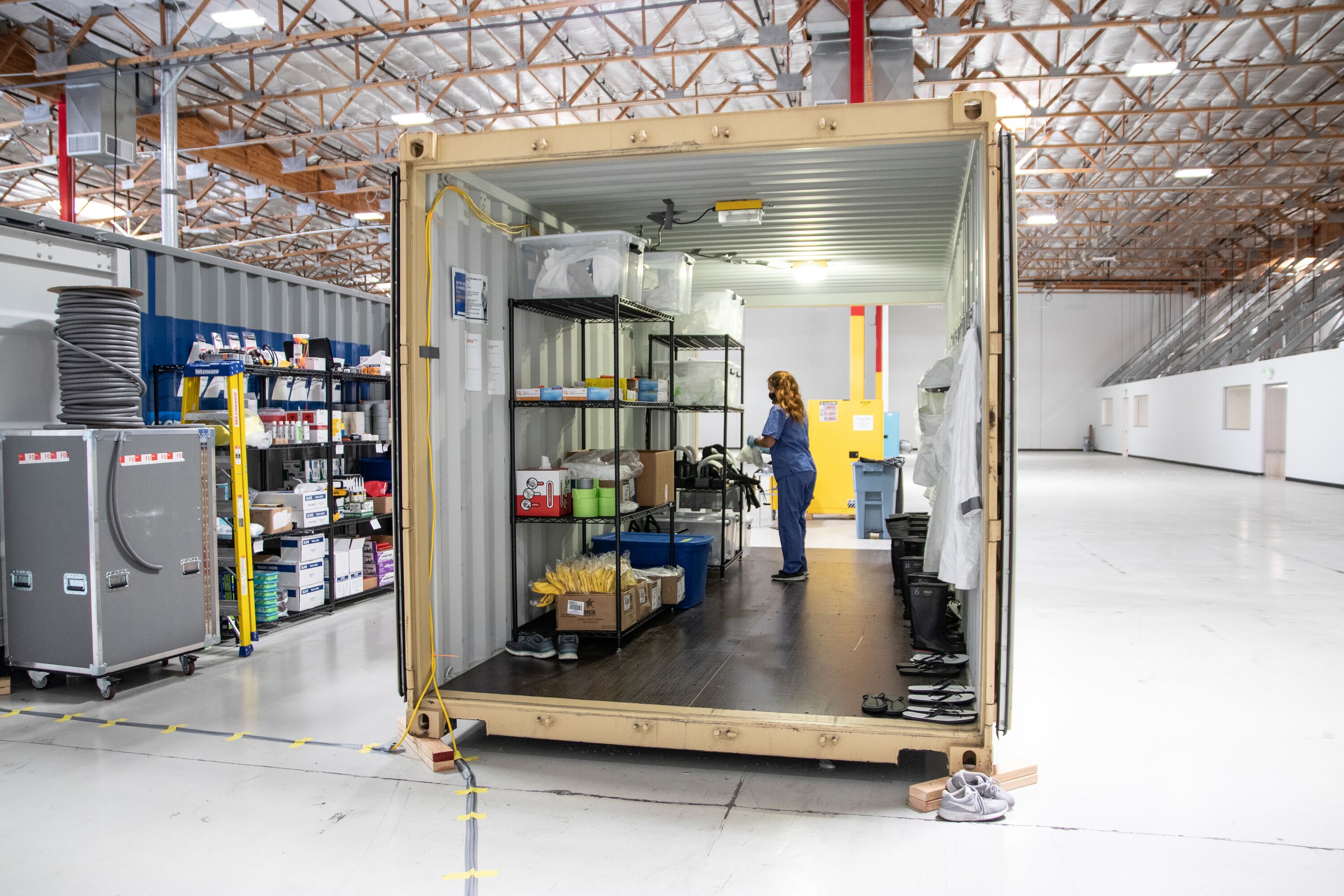 Donna che lavora in un container per la spedizione